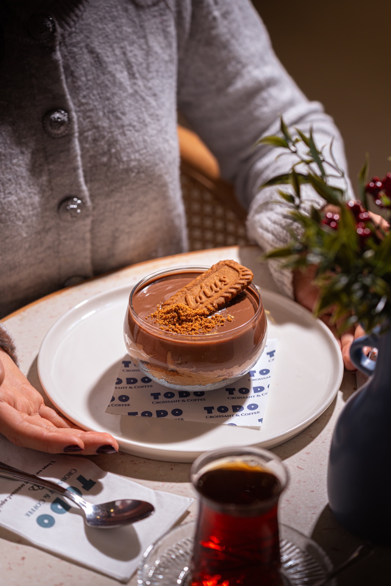 Lotus Spoonful - Brownie kırıntısı üzerine lotuslu pastacı kreması lotus dolgusu ve Lotus biskuvi ile zenginleştirilmiş yoğun sütlü cikolata.
