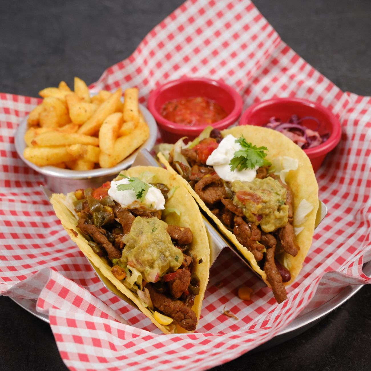 Dana Tandır Taco ( 2 Adet) - Dana tandır, guacamole, iceberg, sote mantar, karamelize soğan, sote biber, eritilmiş mozzarella, barbekü sos, çıtır soğan. Yanında patates kızartması gelmez ( görsel amaçlıdır )