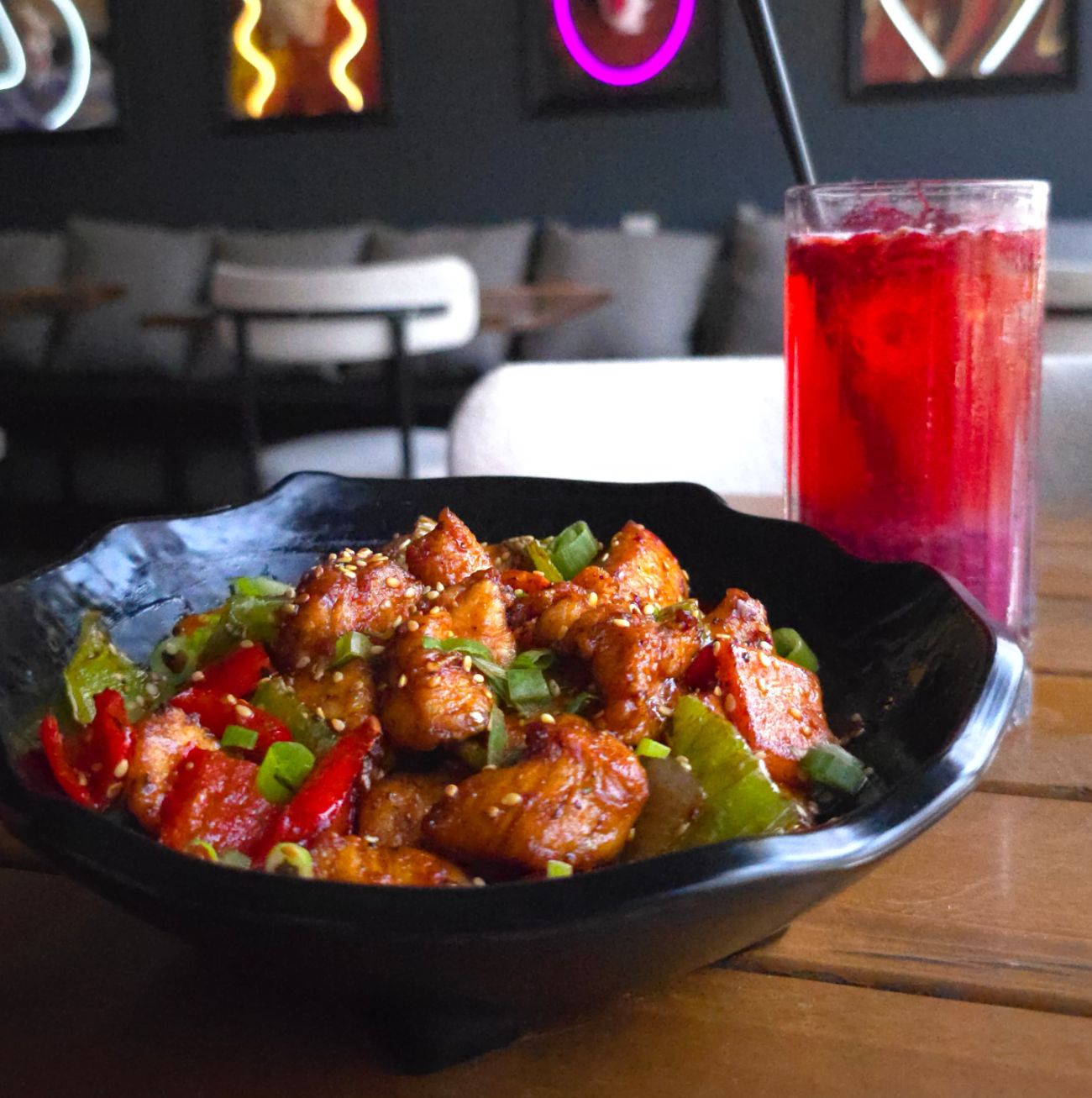 Kung Pao Chicken - havuç, mantar, yeşil dolmalık biber, kapya biber, yer fıstığı, az acı sos, kırmızı soğan, özel sos eşliğinde