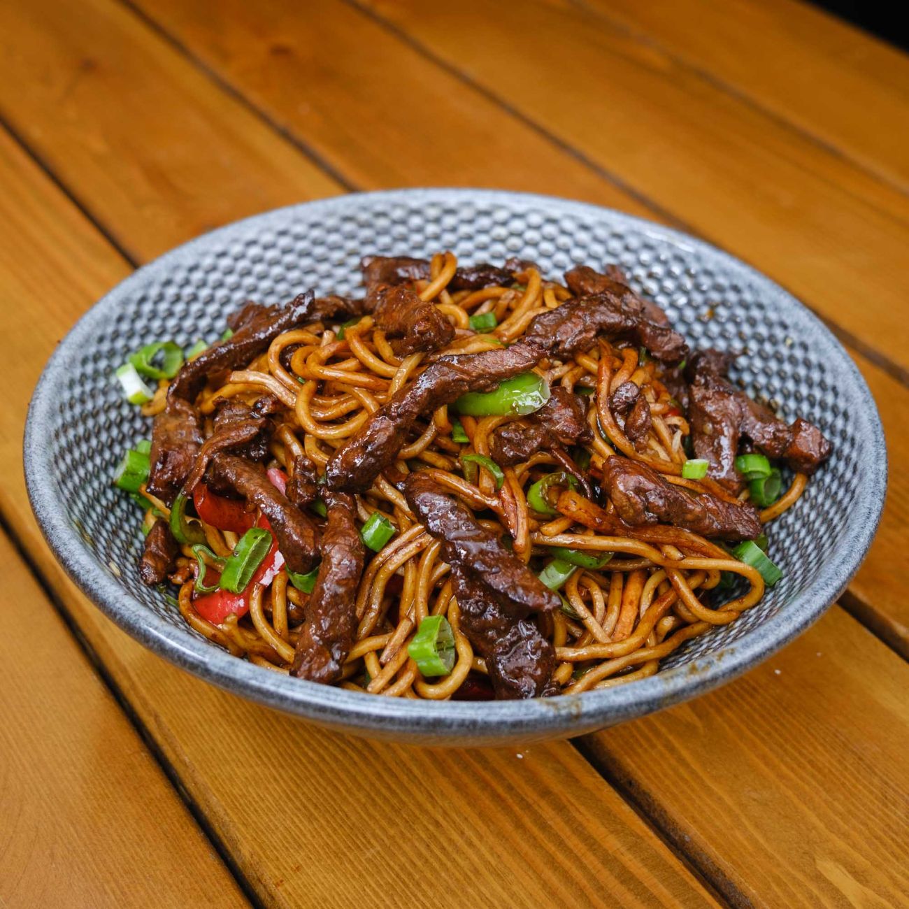 Dana Etli Noodle - Dana eti,  Sarımsak, Kuru soğan, Havuç, Lahana, Taze soğan,Özel sos