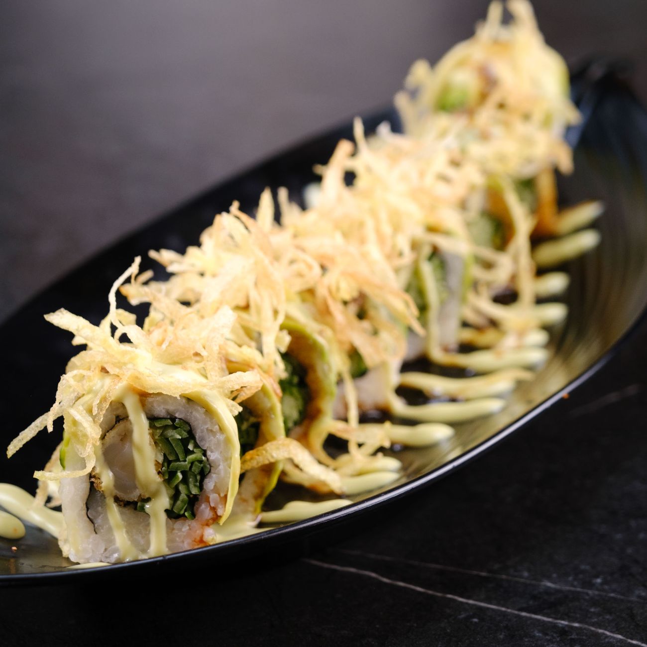 Hai Hai Roll (8 Adet) - Tempura karides, avokado, üzeri yengeç salatası, susam, kıtır patates, özel sos