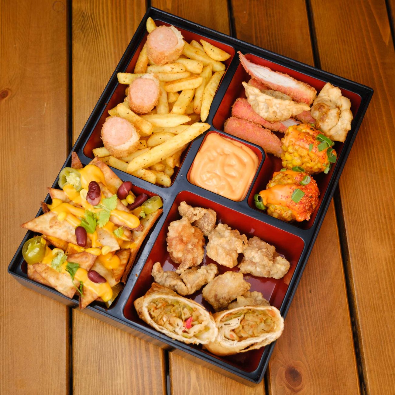 Hai Special Atıştırma Tabağı (Servis süresi ortalama 15-20 dakikadır) - Mini Corn Dog (sosisli) / Patates / Çin mantısı / Çin böreği / Çıtır Yengeç Tempura / Nachos / Corn Shots (mısır topları) / Çıtır Tavuk