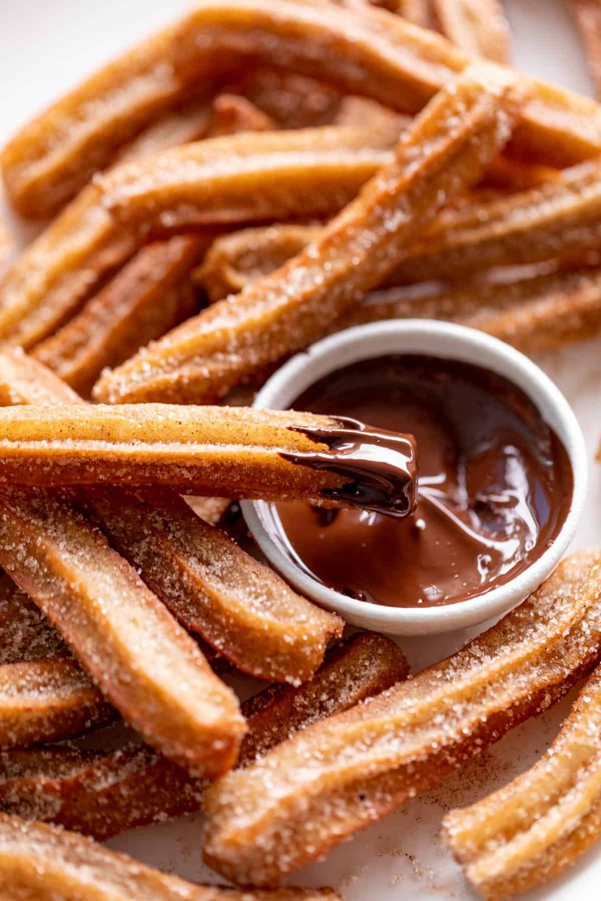 Churros (Mexican) yanında Nutella ve Karamelli dip sos - 