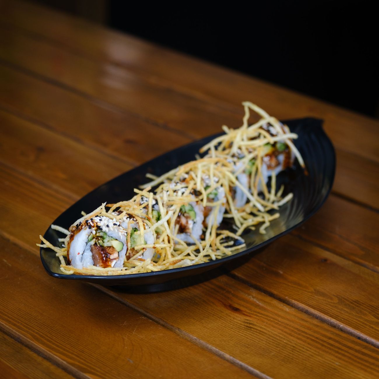 Saketen Roll (8 Adet) - Tempura somon, avokado,susam, üzeri kıtır soğan, krem peyniri