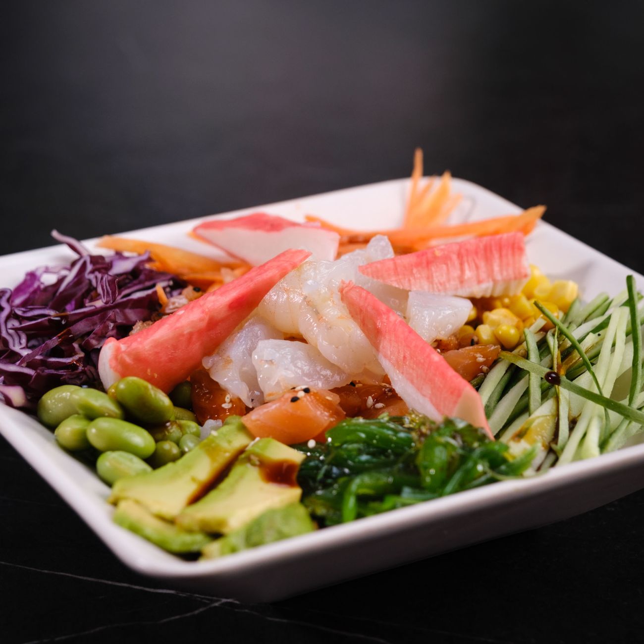 Combo Poke Bowl - Somon (çiğ), karides, avokado, kırmızılahana, havuç, wakame yosun, mısır, edamame, salatalık, pirinç, özel Hai sos