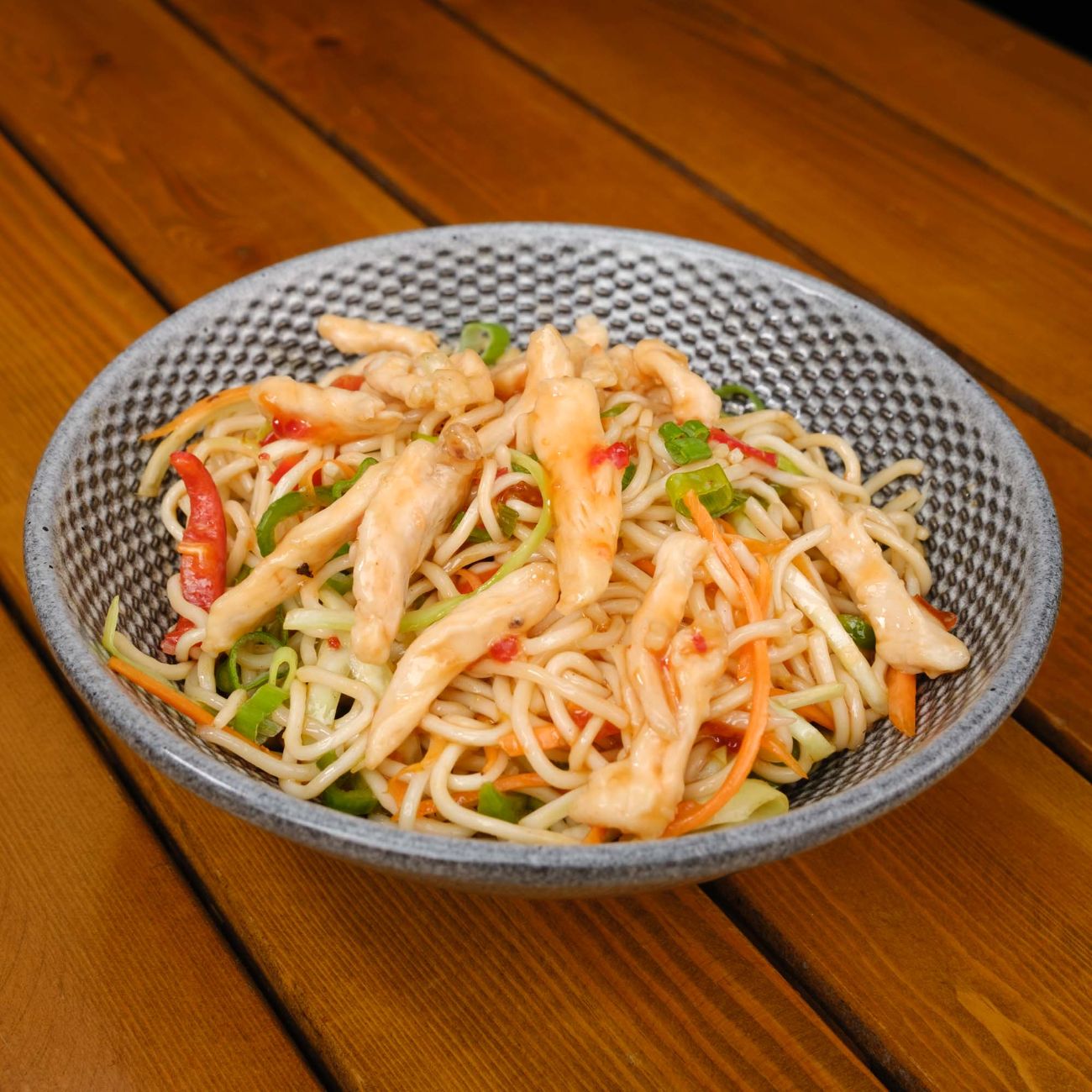 Sweet Chilli Tavuklu Noodle - Tavuk,sarımsak, Sweet Chili sos, kabak, Havuç, Lahana, Taze soğan,Özel sos