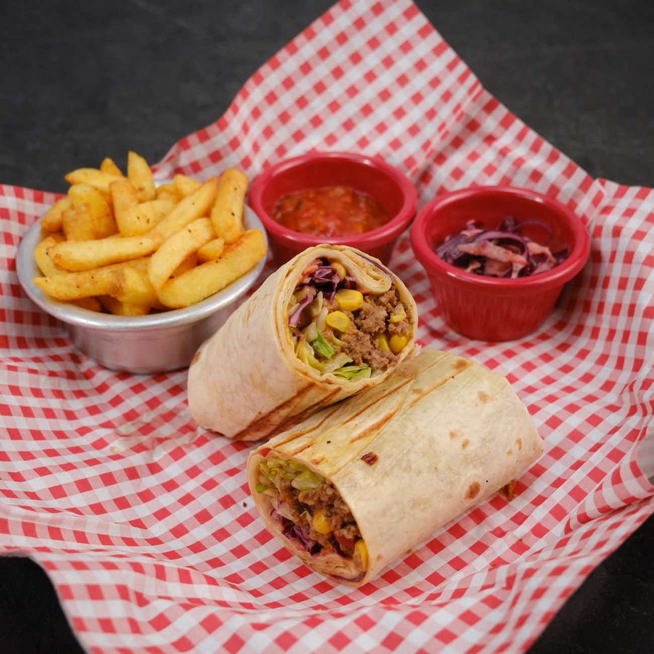 Chili Con Carne Burrito - İceberg, Guacamole, mısır, meksika fasulyesi, çıtır soğan, ekşi krema, pilav, chili con carne. Yanında patates kızartması gelmez ( görsel amaçlıdır )