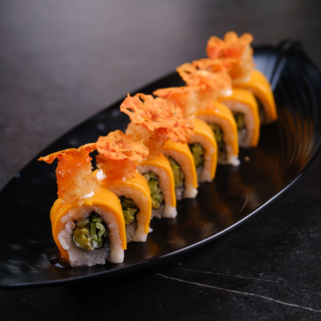 Bugs Bunny Roll (8 Adet) - Avokado, salatalık, corn flakes, kıtır havuç, üzeri dynamite soslu eritilmiş cheddar peynirli karides