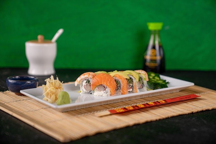 Rainbow Roll (8 Adet) - Yengeç, somon, karides, avokado, salatalık, krem peyniri