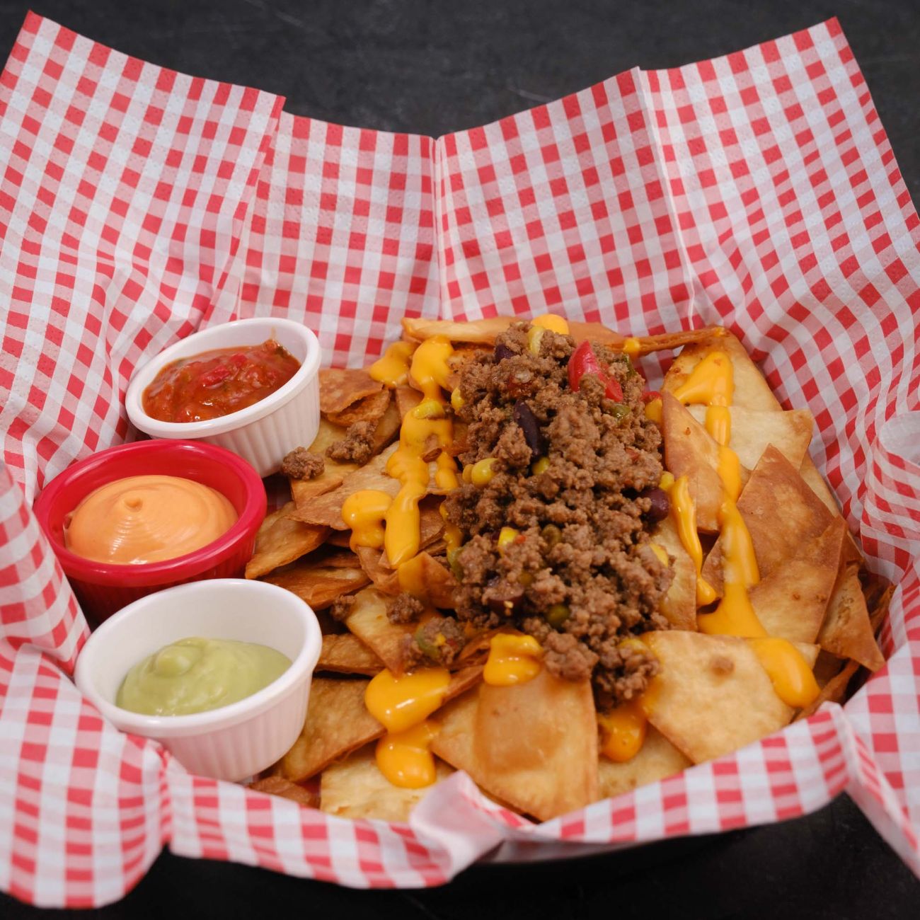 Chili Con Carne Nachos - Chilli con carne, guacamole, ekşi krema, meksika fasulyesi, cheddar sos, taze soğan, kişniş, trüflü coleslaw, eritilmiş mozzarella