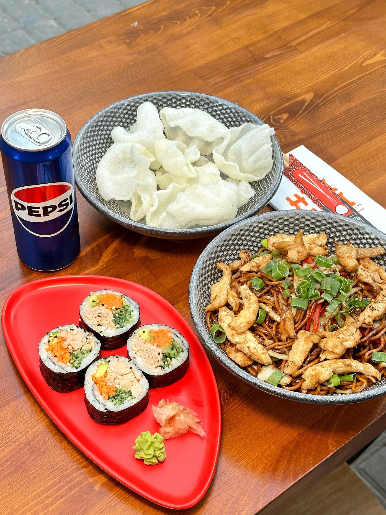 HAI BENTO TAVUKLU NOODLE + KIMBAP + İÇECEK + CİPS - 