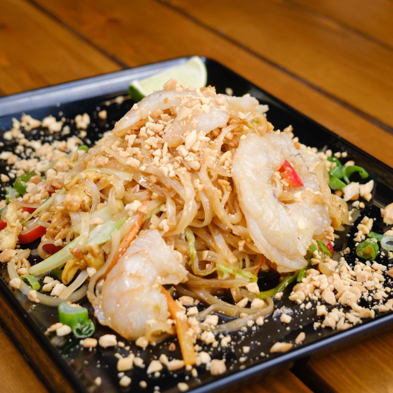 Pad Thai Karides - Rice stick noodle, karides, yumurta, fıstık,  Sarımsak, kabak, Havuç, Lahana, Taze soğan, Özel sos,