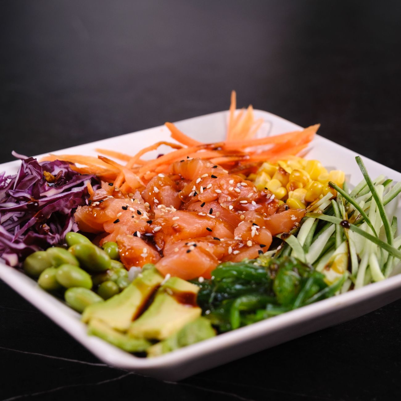 Somon Poke Bowl - Somon (çiğ), avokado, kırmızı lahana, havuç, wakame yosun, salatalık, mısır, edamame, pirinç, özel hai sos
