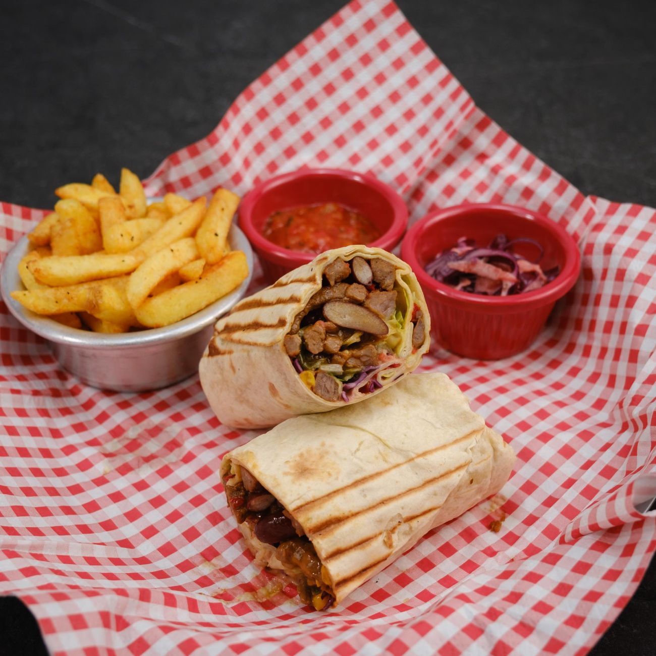 Dana Tandır Burrito - İceberg, guacamole, sote mantar, sote biber, karamelize soğan, meksika fasulyesi, pilav, dana tandır, barbekü sos,  cheddar sos