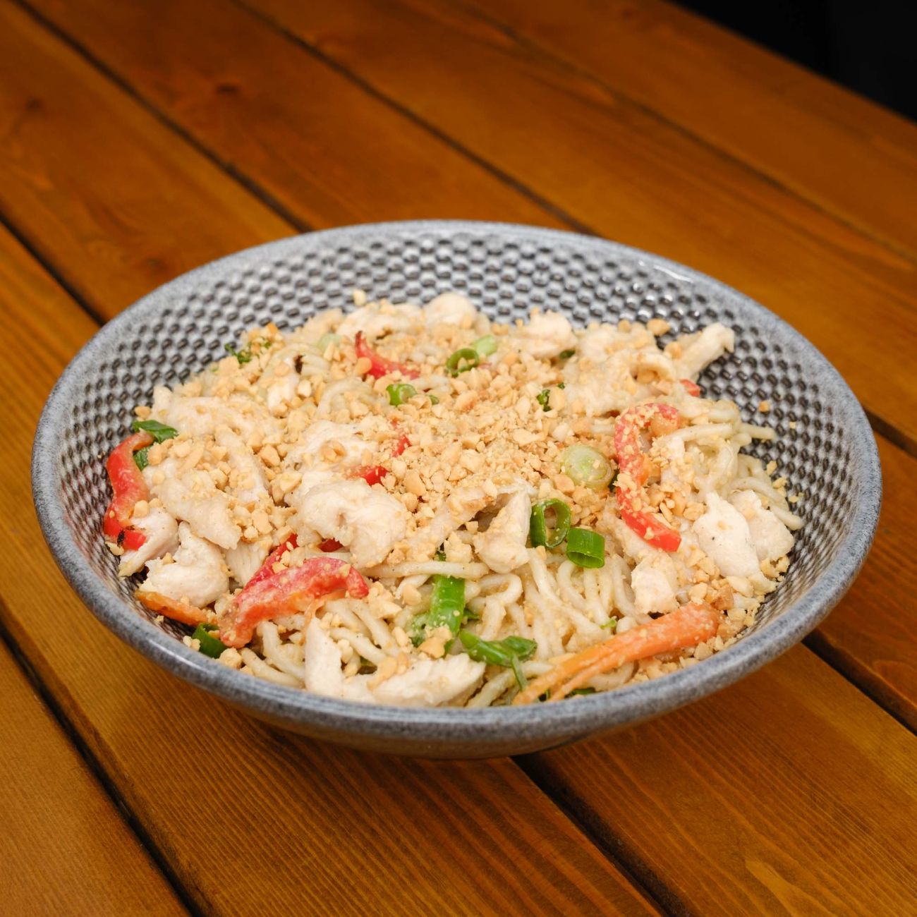 Satay Usulü Tavuklu Yerfıstığı Soslu Noodle - Tavuk, kemik suyu, lahana havuç, taze soğan, sarımsak,biber, kabak yer fıstığı ezmesi
