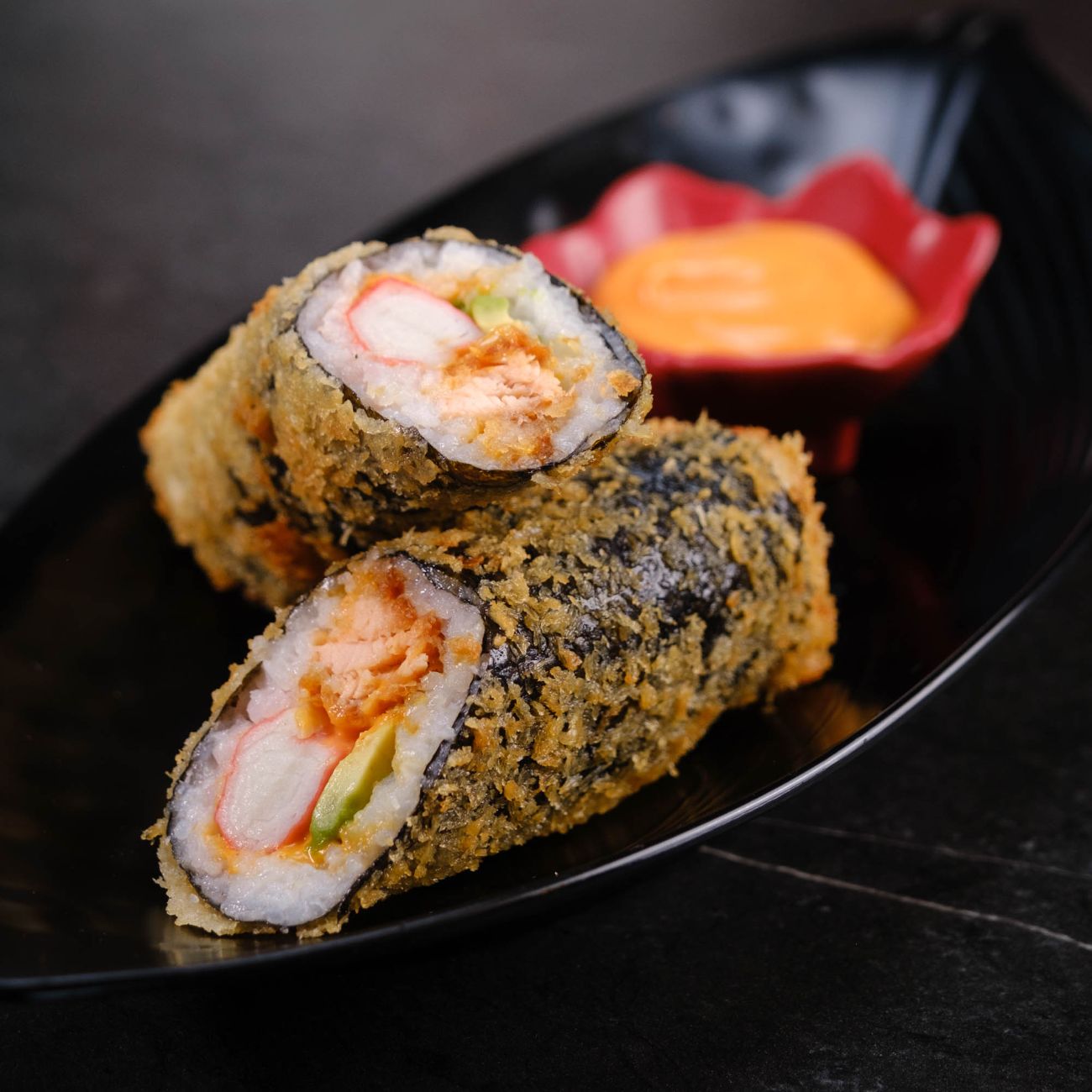 Crispy & Hot Sushi Burrito (2 adet) - Çıtır & Pişmiş Sushi Burrito (Yengeç salatası, somon, avokado ve dışı çıtır tempura kaplama)