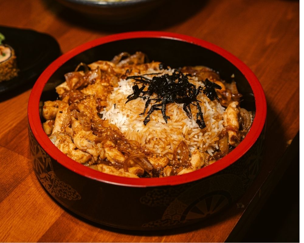 Teriyaki Chicken Donburi - buharda çin pilavı, karamelize soğanlı özel teriyaki soslu tavuk, susam ve nori yosun yaprak dilimleri
