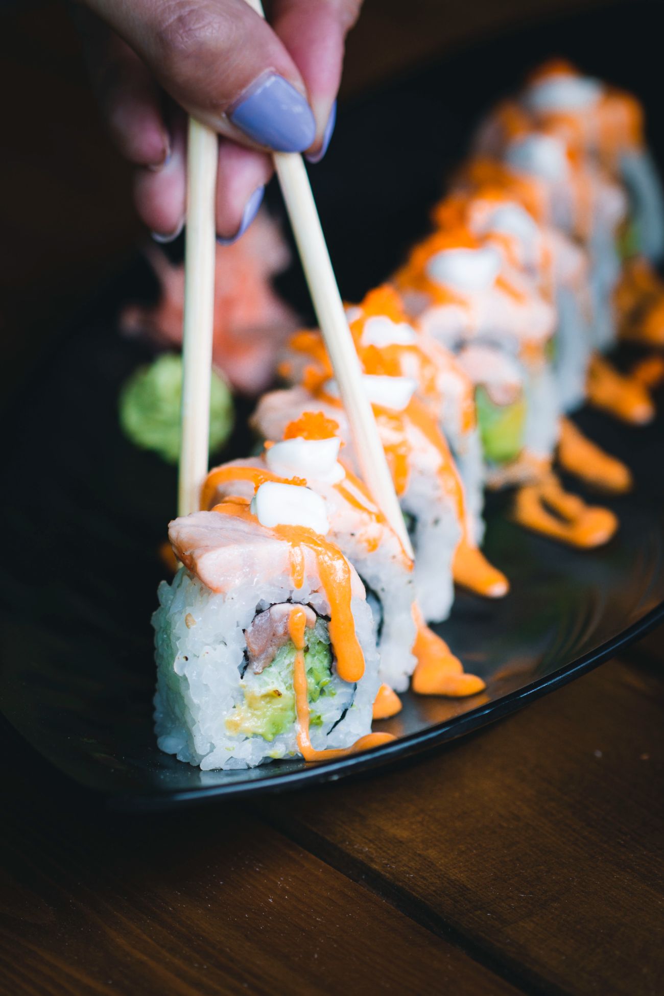 Salmon Bomb (8 Adet) - Pürmüz ateşinde ısıtılmış somon, krem peyniri, avokado, salatalık, tobiko ve spicy mayo sos