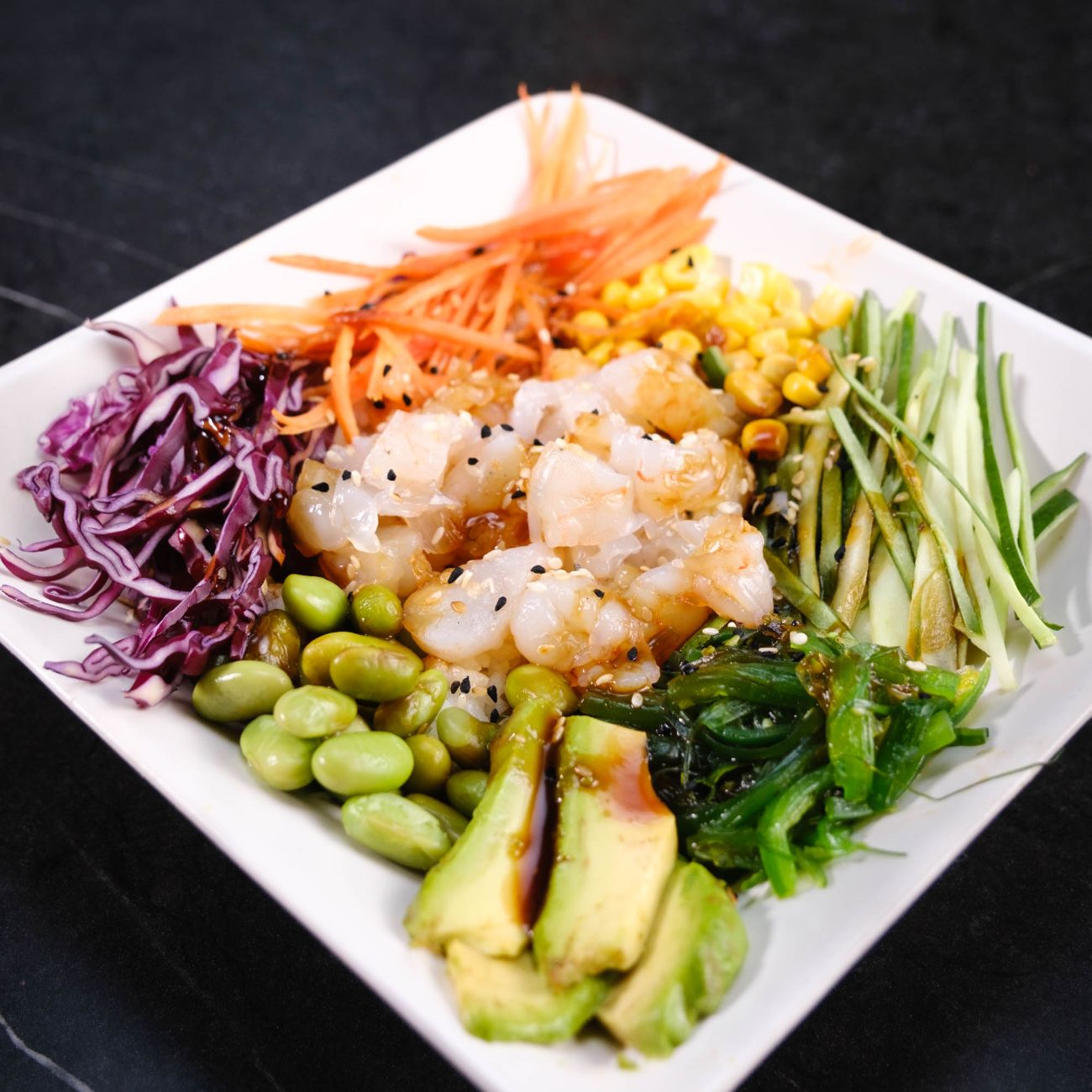 Karides Poke Bowl - Karides, avokado, kırmız ılahana, havuç, wakame yosun, salatalık, mısır, edamame, pirinç, özel Hai sos