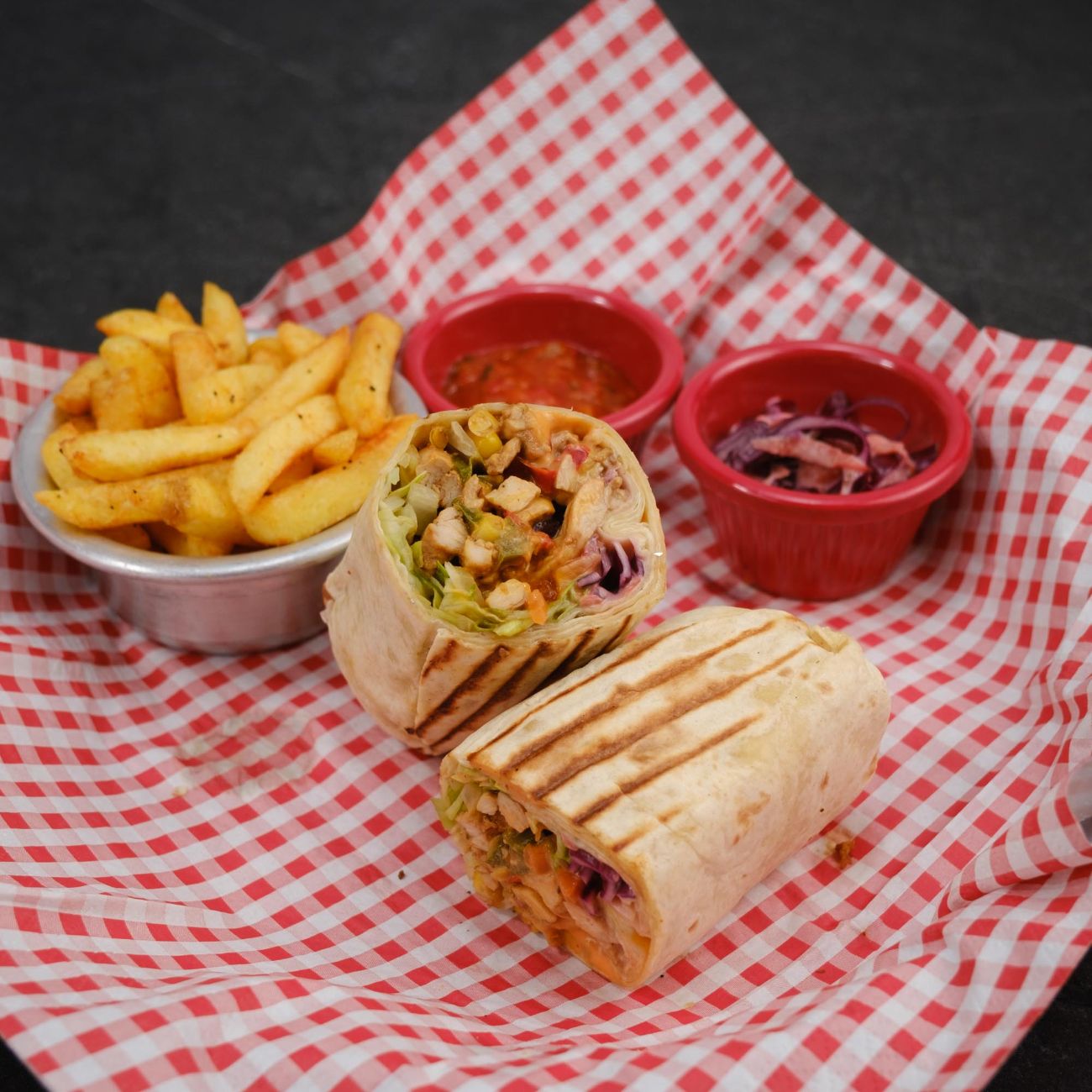 XL Çıtır Tavuklu Burrito - Çıtır tavuk, sote biber, sote mantar, karamelize soğan, iceberg, guacamole, meksika fasulyesi, cheddar sos, çok az acı sos, çıtır soğan. Yanında patates kızartması gelmez ( görsel amaçlıdır )