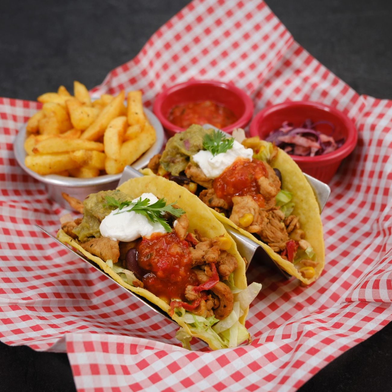 Tavuklu Taco (2 Adet) - İceberg, guacamole, karamelize soğan, sote mantar, sote biber, eritilmiş mozzarela, tavuk, cheddar sos, çok az acı sos, çıtır soğan. Yanında patates kızartması gelmez ( görsel amaçlıdır )