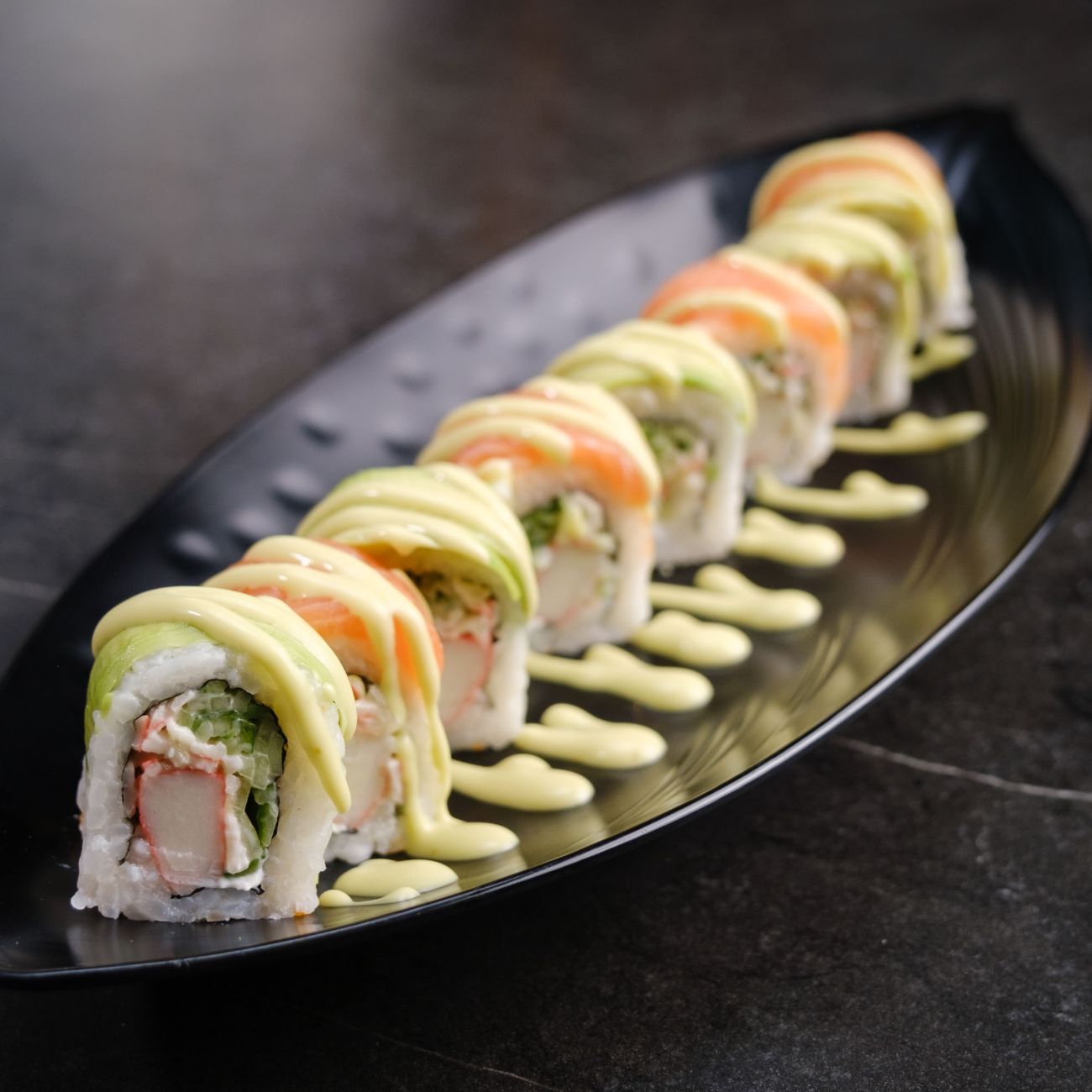 Moscow Roll - Somon içinde ve dışında, avokado, yengeç salatası, özel Hai sos