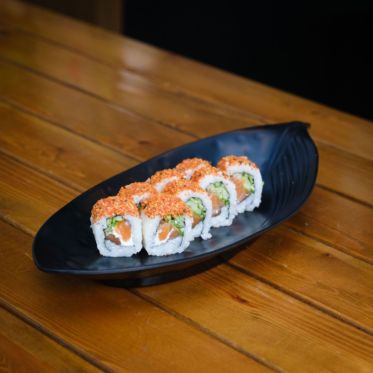 Spicy Philadelphia Roll (8 pcs.) - Somon, salatalık, krem peyniri, üzeri Japon Shchimi özel baharat