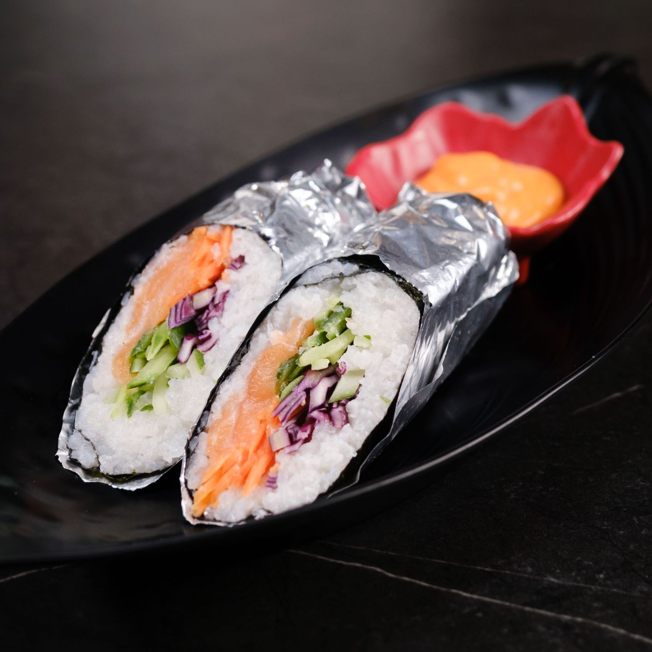 King Kong Sushi Burrito - Somon, avokado, salatalık, havuç, mor lahana, doritos, özel spicy mayo sos