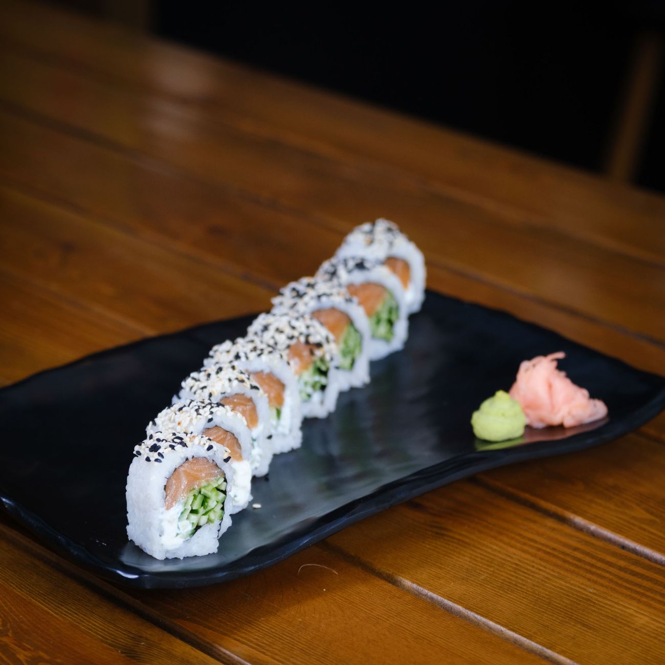 Philadelphia Roll (8 Adet) - Somon, krem peyniri, susam, salatalık.