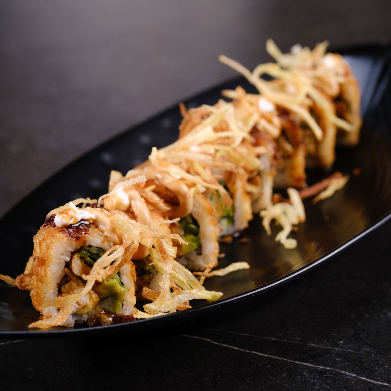 Crunchy Chicken Roll - Çıtır tavuk, özel spicy sos üzeri patates kıtırları
