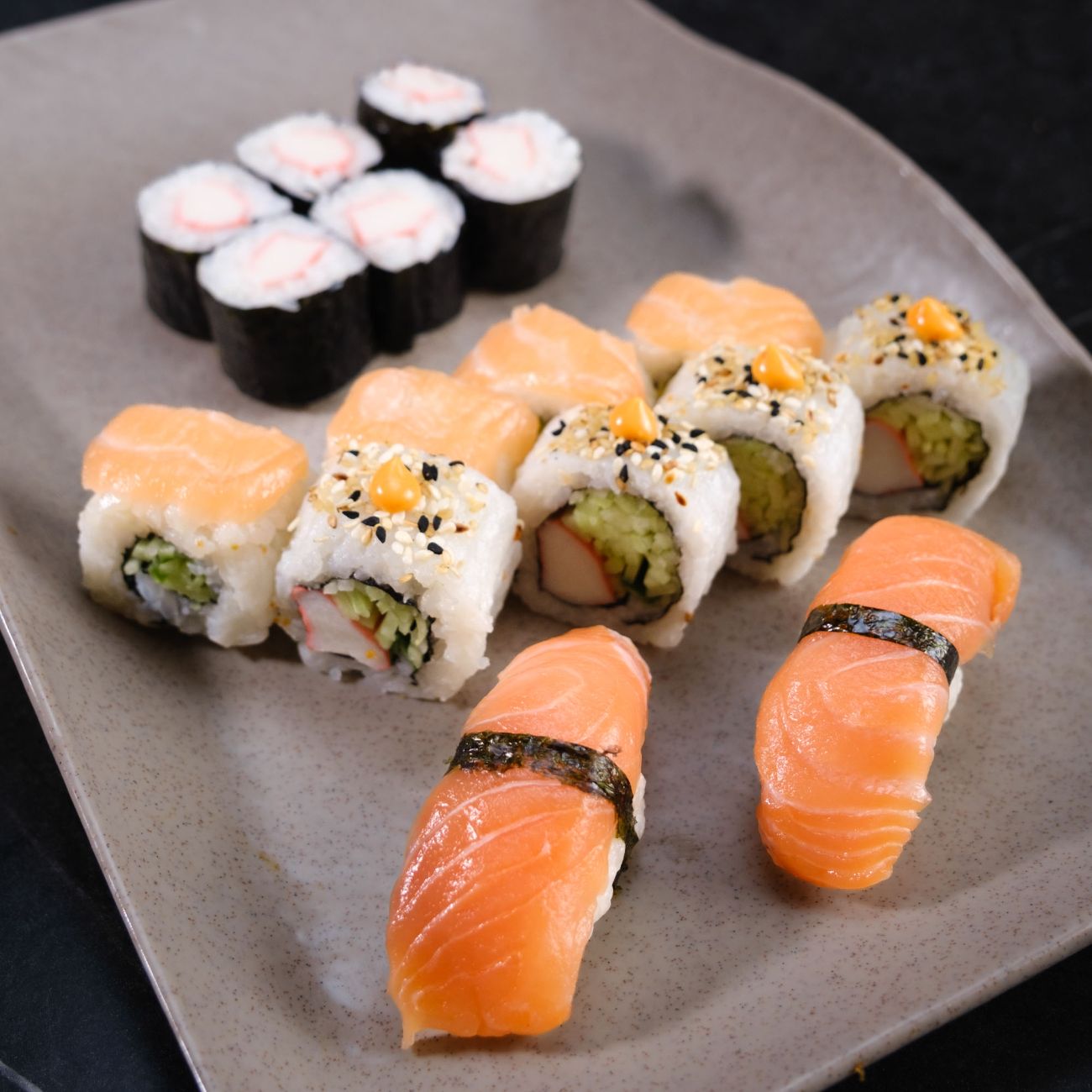 Sushi Set Menü 2 (16 Adet) - Boston Roll (4 Adet) + Tokyo Roll (4 Adet) + Kani Maki (6 Adet) + Sake Nigiri (2 Adet)