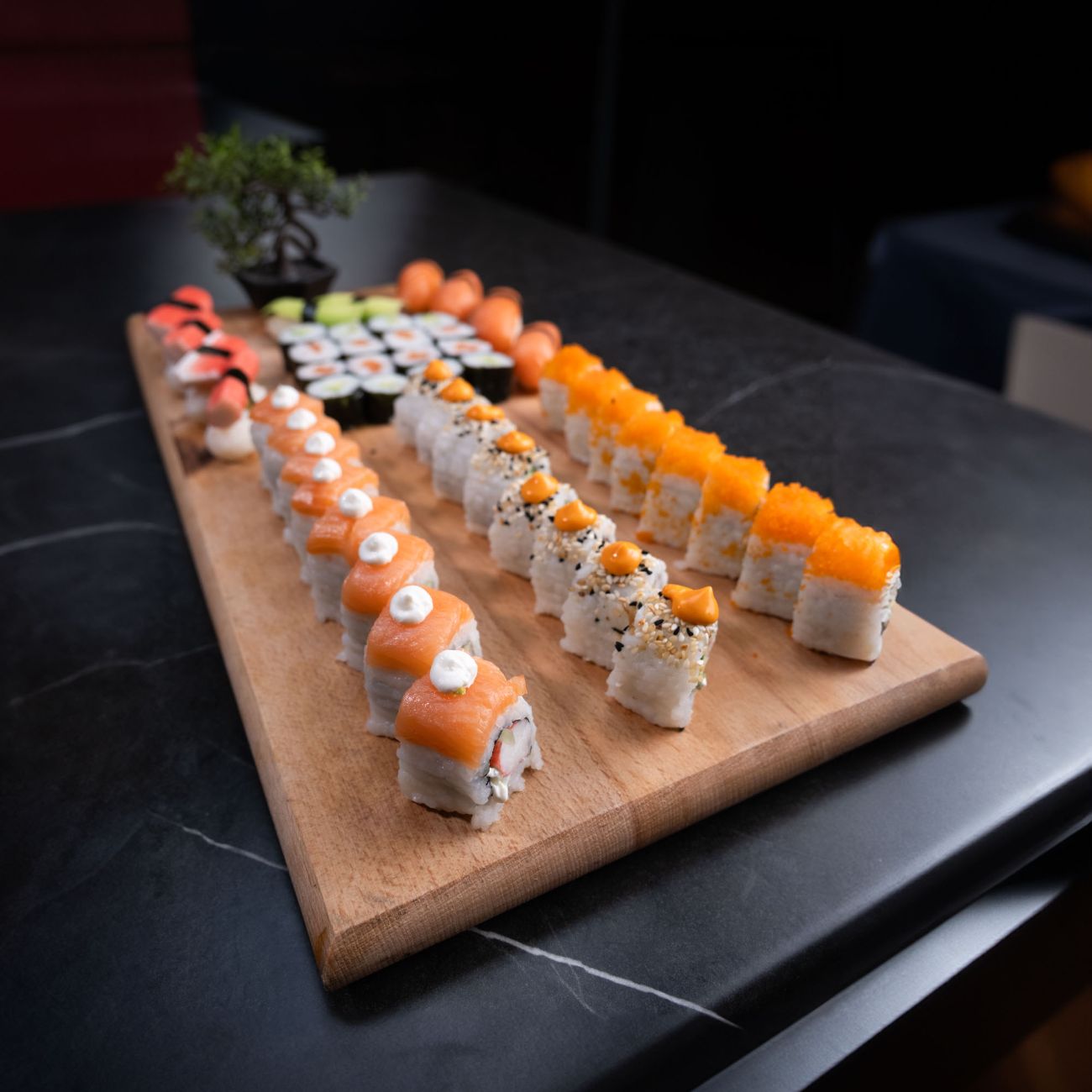 Party Size Set Menü (50 Adet) - *Hazırlık Süresi 25-30 dk. - California Roll (8 Adet) + Tokyo Roll (8 Adet) + Canadian Roll (8 Adet) + Sake Maki (8 Adet) + Avocado Maki (8 Adet) + Kani Nigiri (4 Adet) + Sake Nigiri (4 Adet) + Avocado Nigiri (2 Adet)
