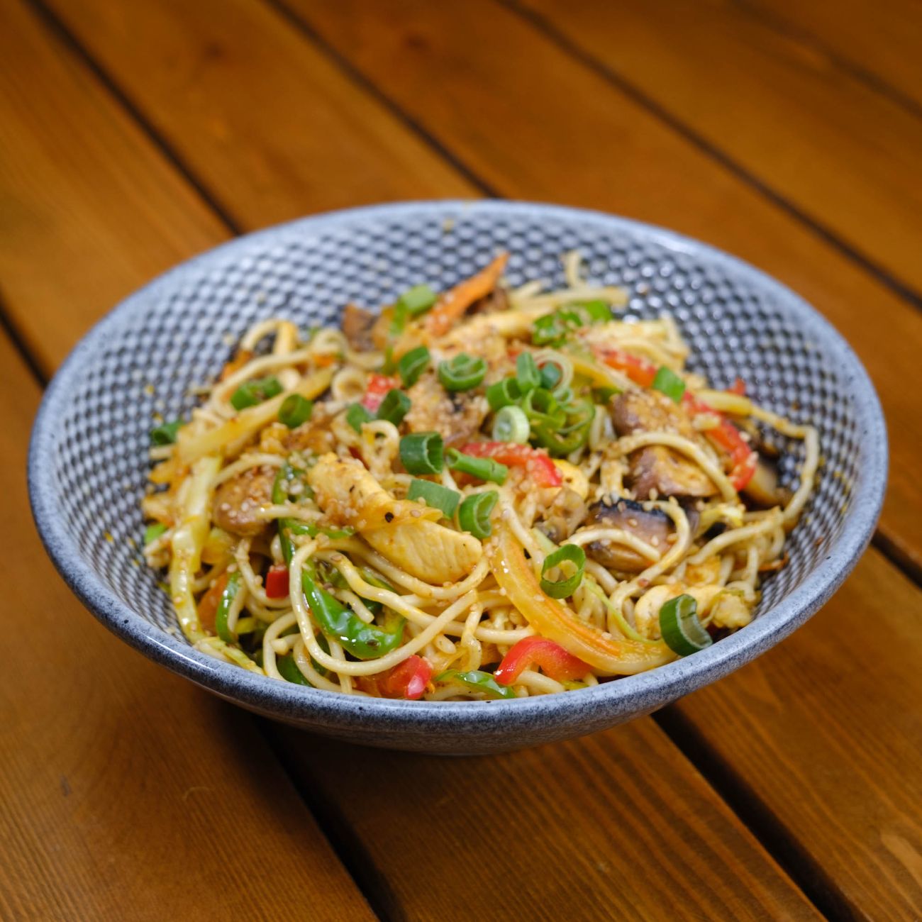 Singapore Curry Noodle  🔥 Orta Acılı - Köri sos ,sarımsak , tavuk üzeri susam,mantar, taze pişmiş soğan, kirmizi biber,yesil biber.lahana havuç kabak