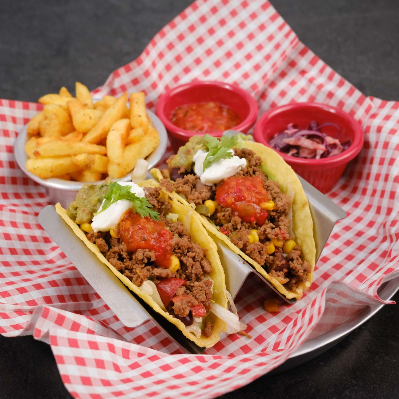 Chili Con Carne Taco (2 adet) - Chilli con carne, guacamole, iceberg, karamelize soğan, sote mantar, sote biber, ekşi krema, eritilmiş mozzarella. Yanında patates kızartması gelmez ( görsel amaçlıdır )