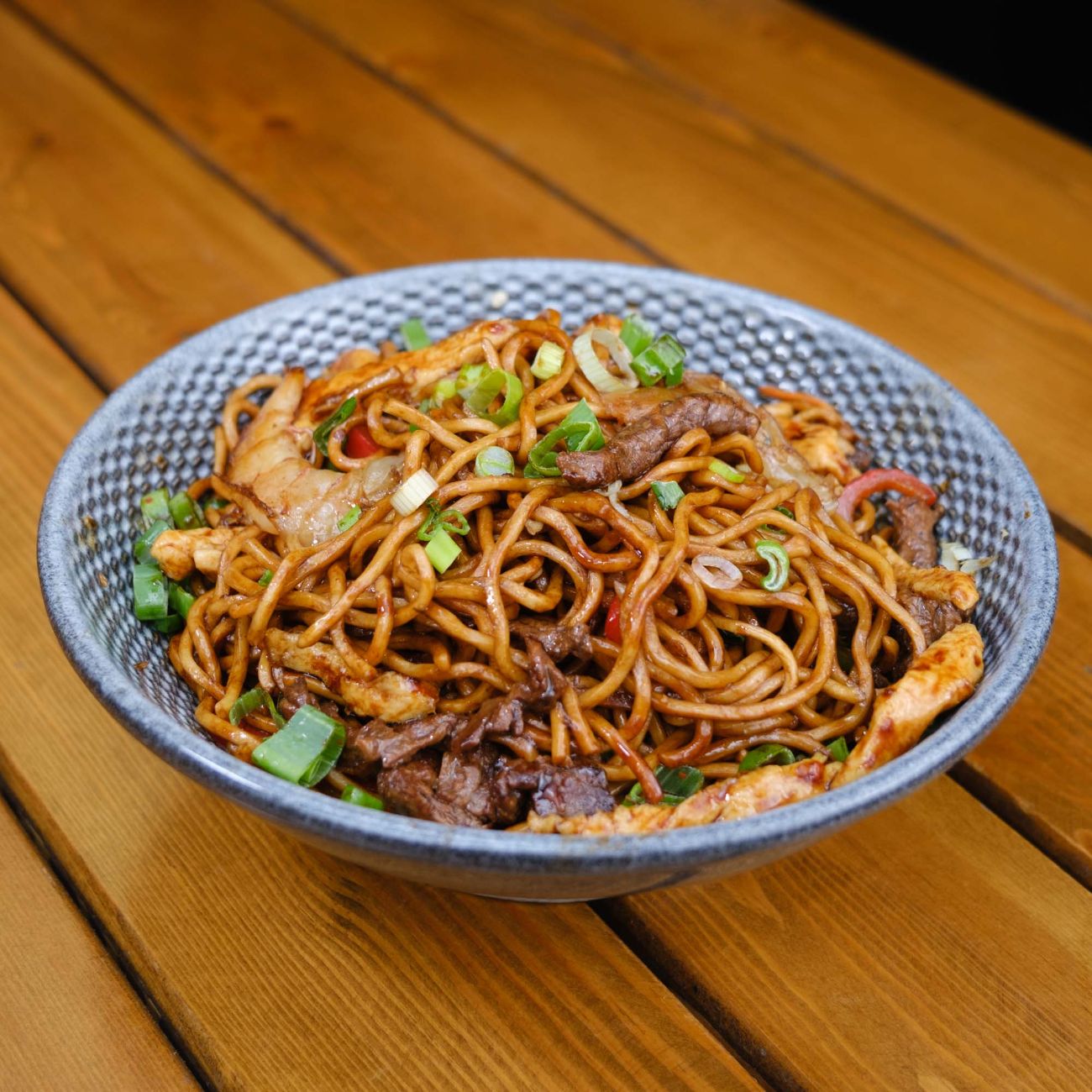 Karışık (Combo) Noodle - Karides, tavuk, dana eti,  Sarımsak, kabak, Havuç, Lahana, Taze soğan, Özel sos, Limon sosu