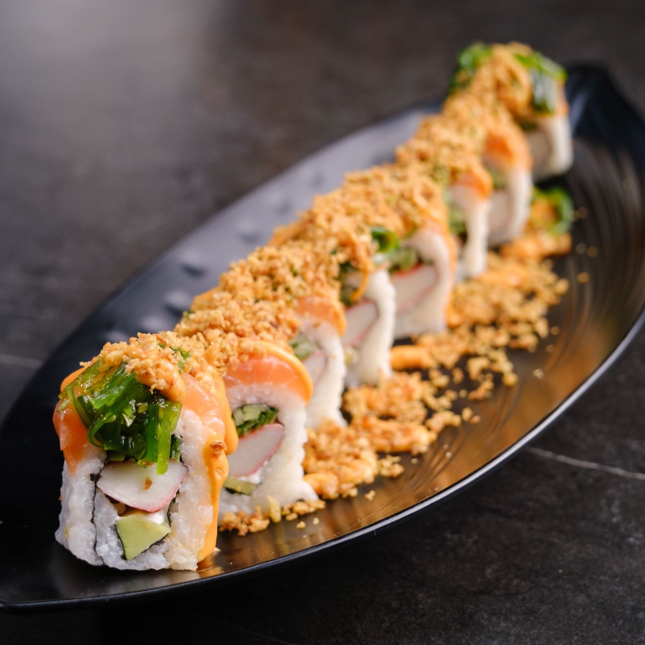 Florida Roll (8 Adet) - Yengeç, salatalık, tobiko, üzeri somon, avokado, üzeri wakame yosun salatası, kıtır soğan, özel sos