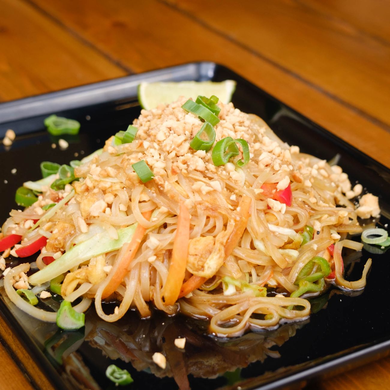 Sebzeli Pad Thai - Rice stick noodle, fıstık, yumurta  sarımsak, ,kabak havuç, lahana, taze soğan, özel