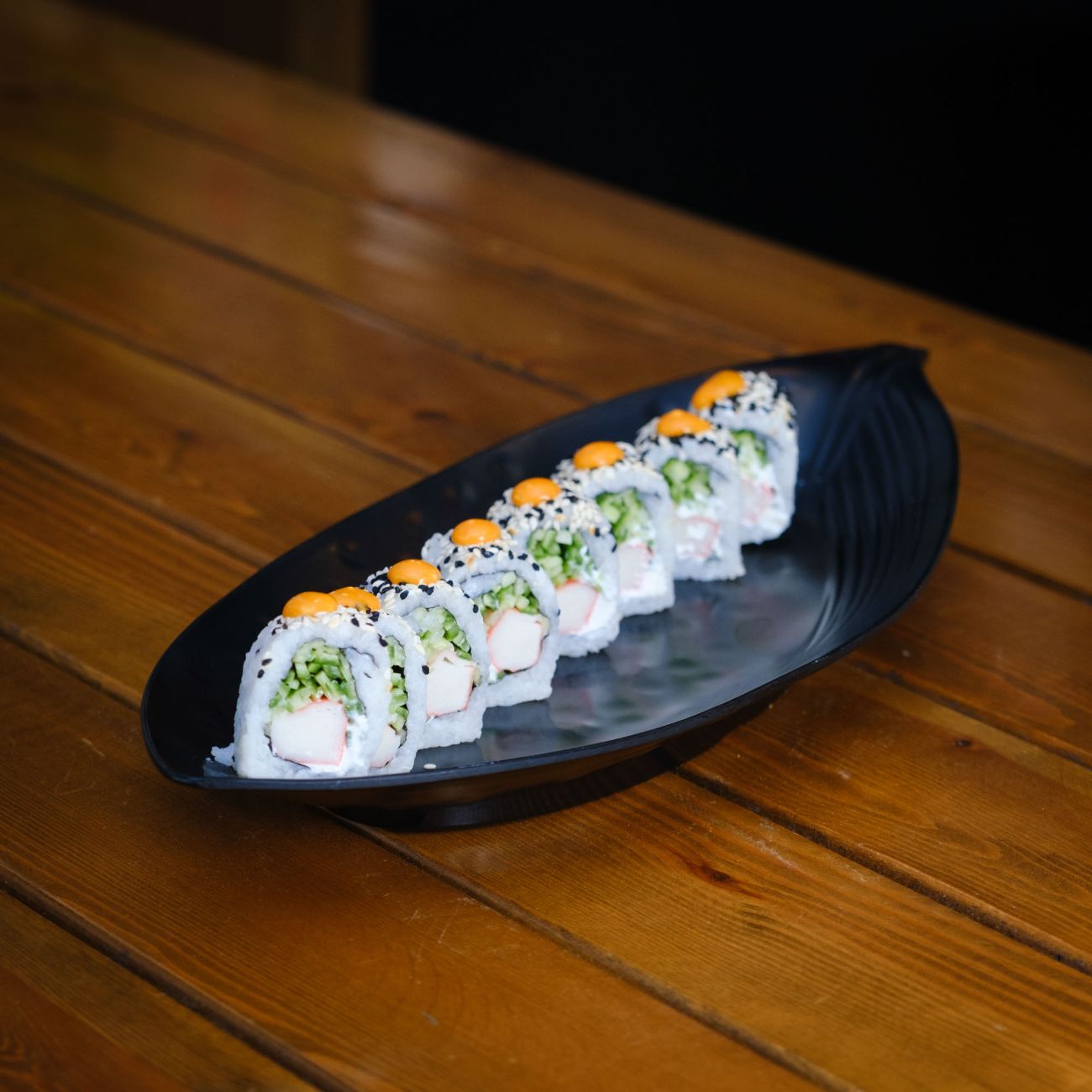 Tokyo Roll (8 Adet) - Yengeç, salatalık, mayonez, üzeri siyah susam