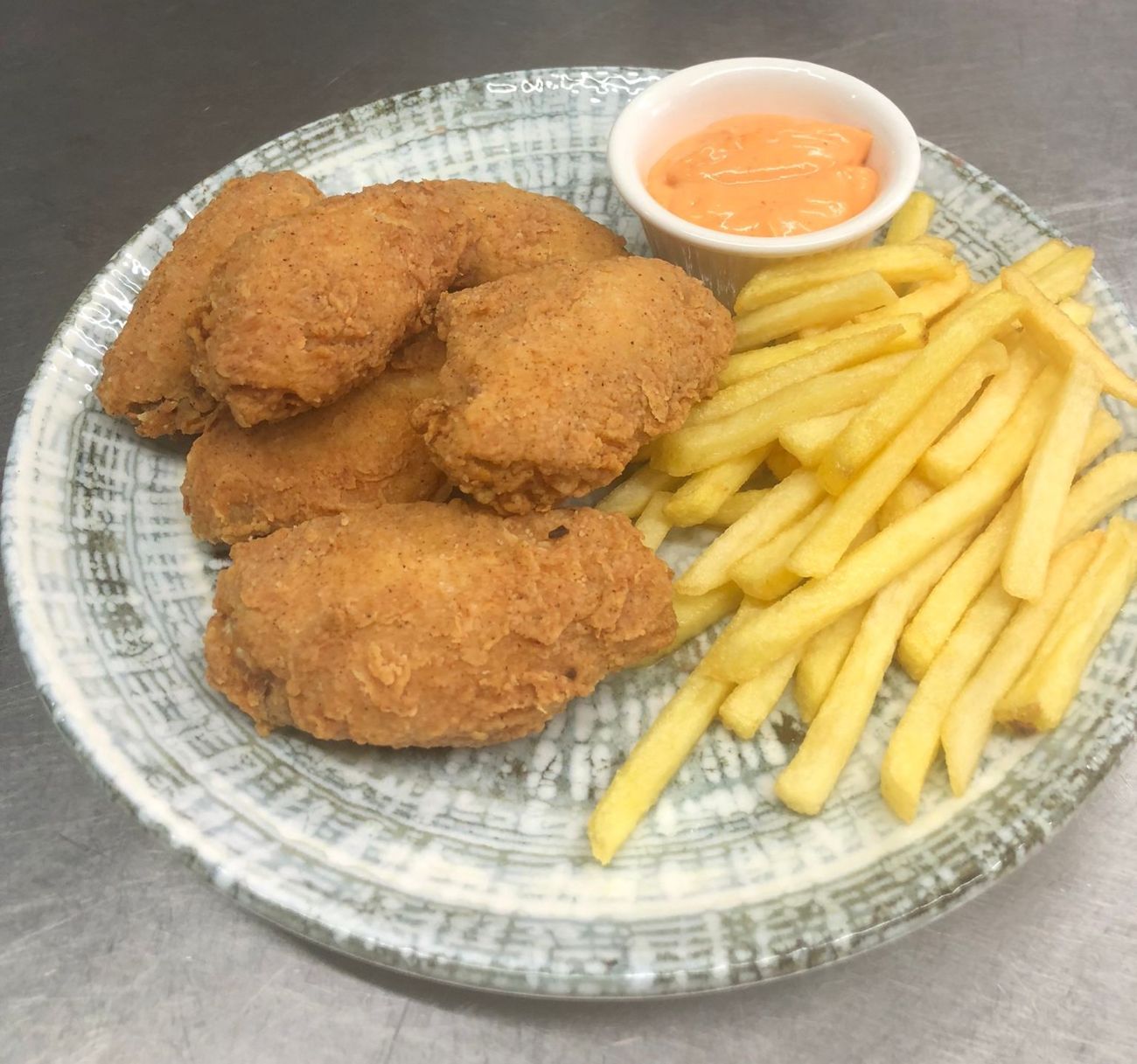 Çıtır Kızarmış Tavuk Kanat - Patates Kızartması ile