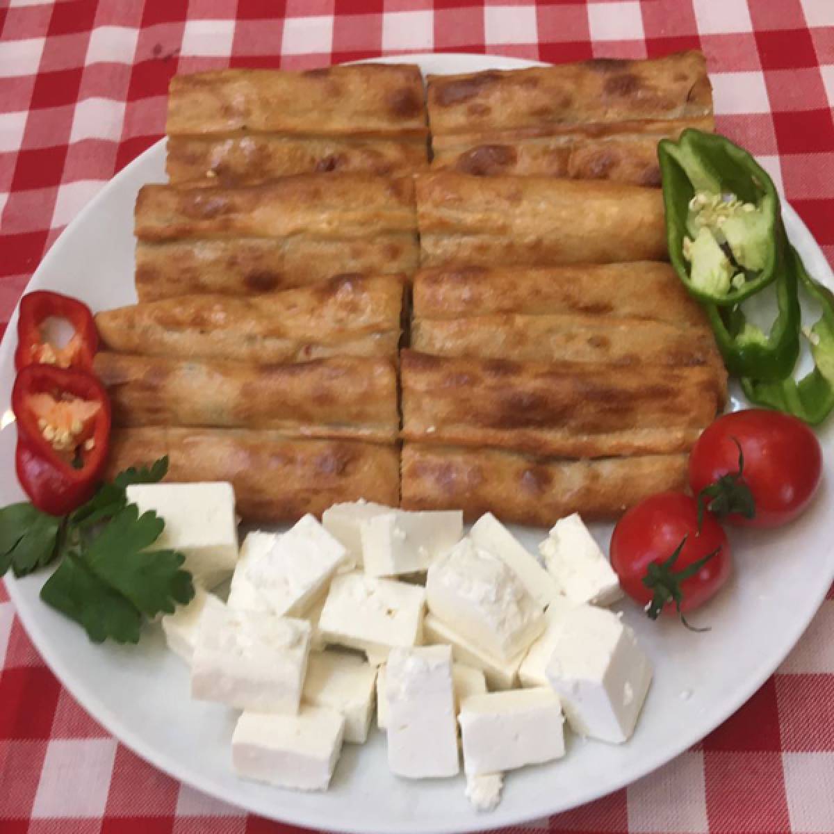 Beyaz Peynirli  (Kapalı) - Beyaz peynir, domates, yeşilbiber, isteğe göre pul biber
