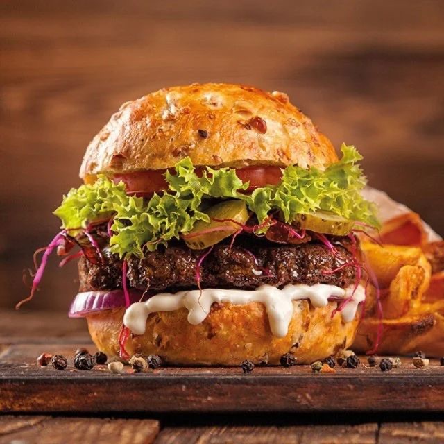 Memo's Burger - Memo şefin özel köfte karışımı, yumuşak ekmek ve dengeli soslarla hazırlanmış güçlü burger yorumu.