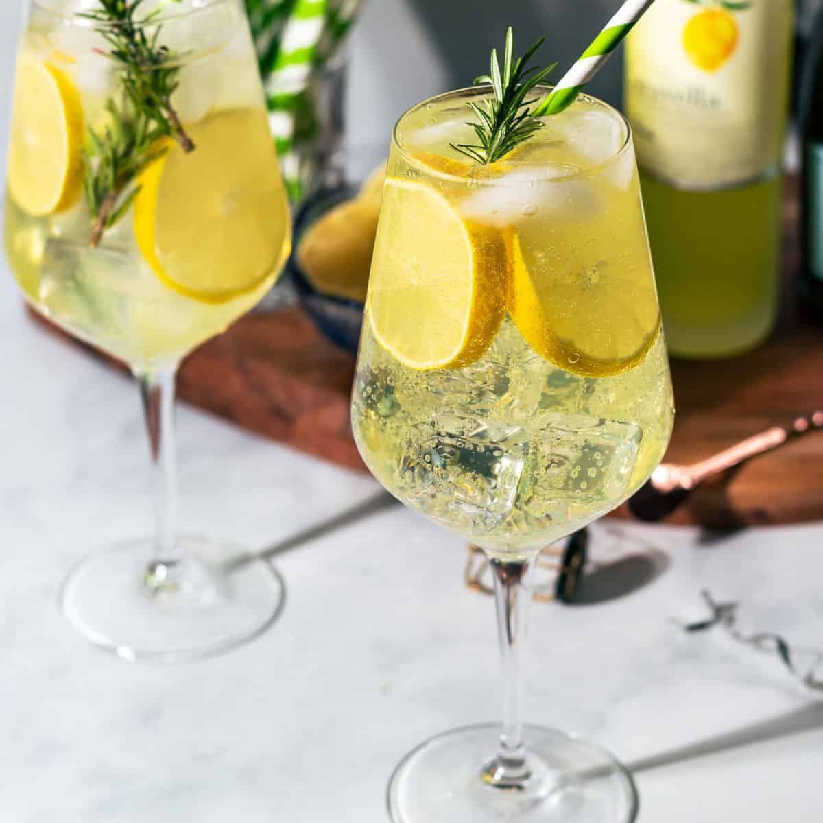Limoncello Sprizt - Limoncello, Prosecco, Soda, Limon