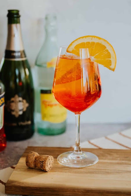 Seçkin Spritz - Aperol bazlı, narenciğe dokunuşlarıyla ferahlatıcı imza kokteyl.