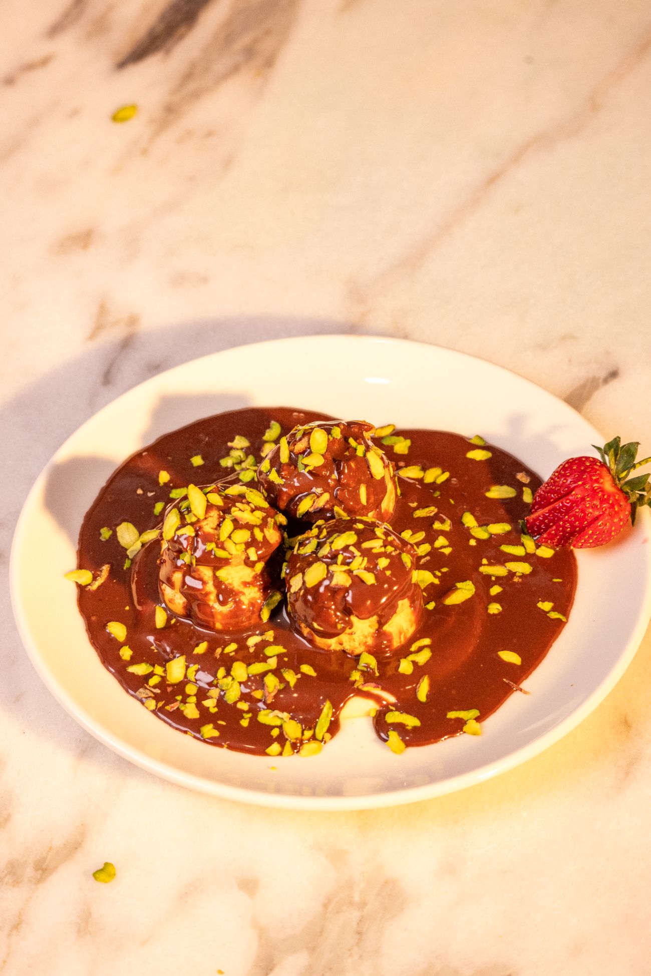 Profiterol - Badem çıtırlı pataşu hamuru, Belçika çikolatalı sos, Kajja krema.