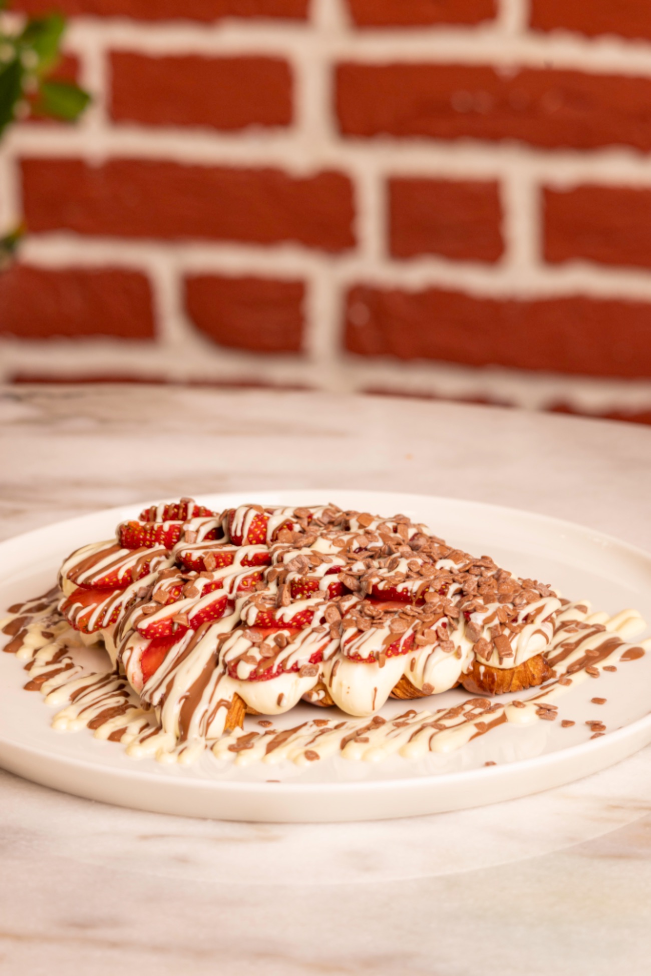 Waffle Kruvasan Çilek - Kruvasanın waffle formu, beyaz krema, çilek, sütlü ve beyaz çikolata, krep kırığı.