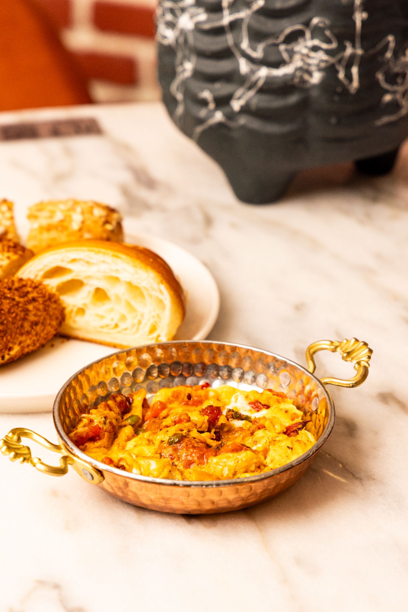 Bakır Sahanda Geleneksel Menemen - Kısık ateşte ağır ağır pişen domates ve biberlerin, hakiki tereyağı ve çırpılmış yumurta ile buluşması.