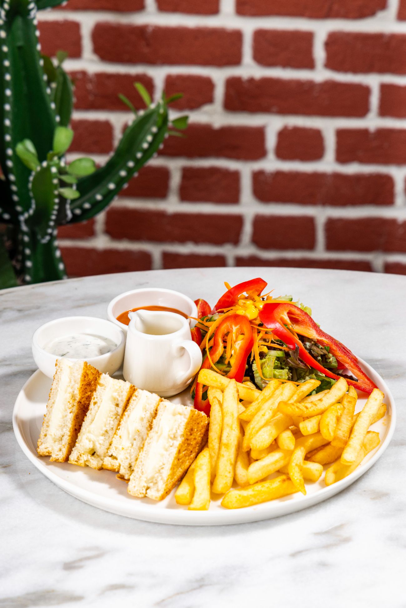 Çift Kaşarlı Tost - Kaşar peynirli tost, patates kızartması, salata, ranch sos, özel sos. Servis süresi min. 20 dk.’dır.