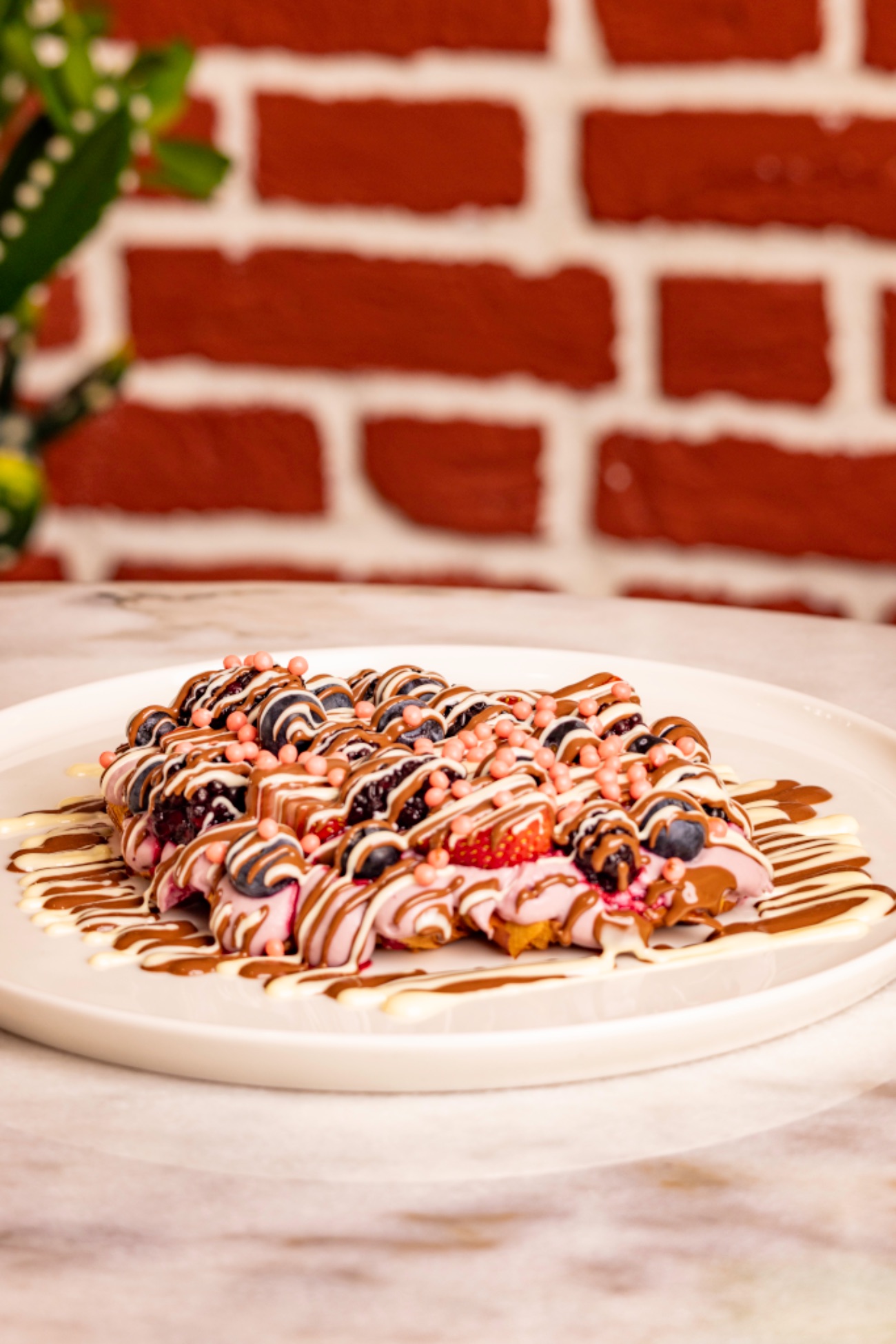 Waffle Kruvasan Orman Meyvesi - Kruvasanın waffle formu, orman meyveli krema ,böğürtlen, yaban mersini, çilek, sütlü ve beyaz çikolata, krep kırığı.