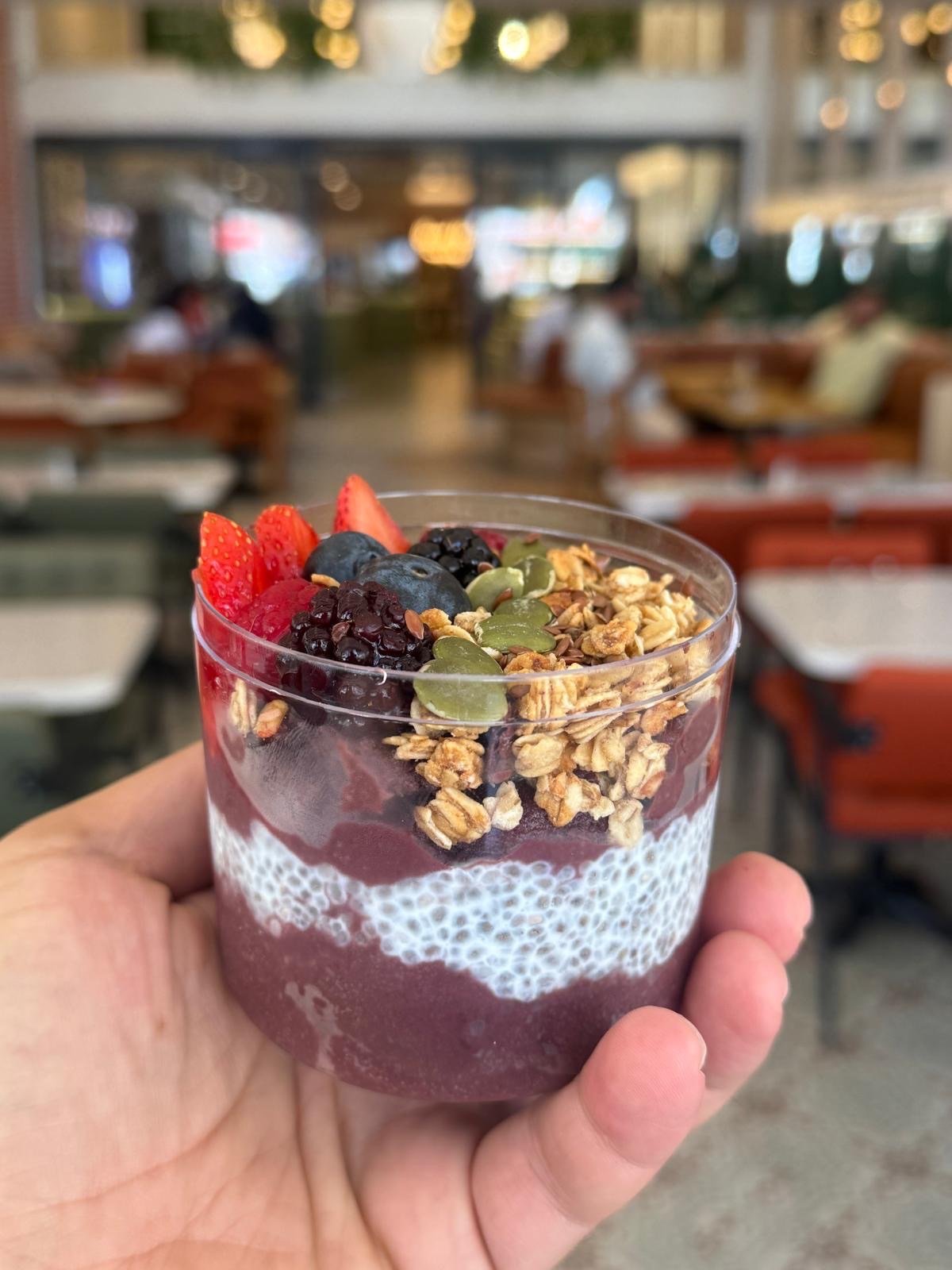 Meyveli Acai Cup - Gel-Al serviste sipariş alınmaktadır. Acai meyve püresi, frambuaz, çilek, yaban mersini, chia tohumu, kabak çekirdeği, keten tohumu, yulaf.