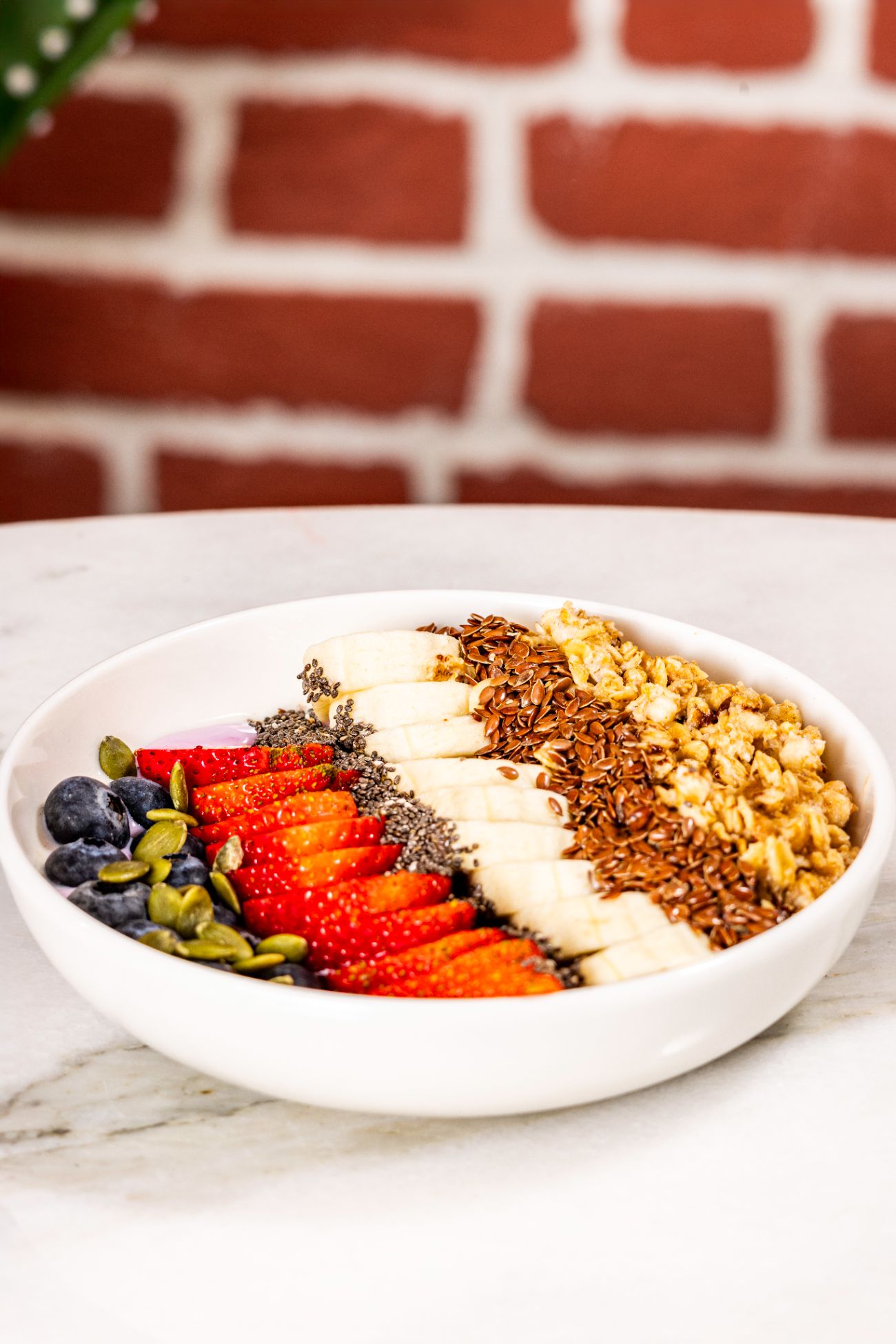 Yaban Mersinli Bowl - Probiyotik yaban mersinli yoğurt, granola, çilek, muz, yaban mersini,kabak çekirdeği, keten tohumu, chia tohumu.